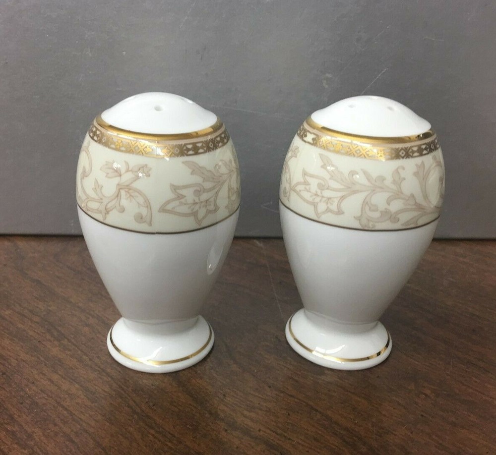 Mikasa Buckingham CAX04 Salt & Pepper Shakers Mint Condition