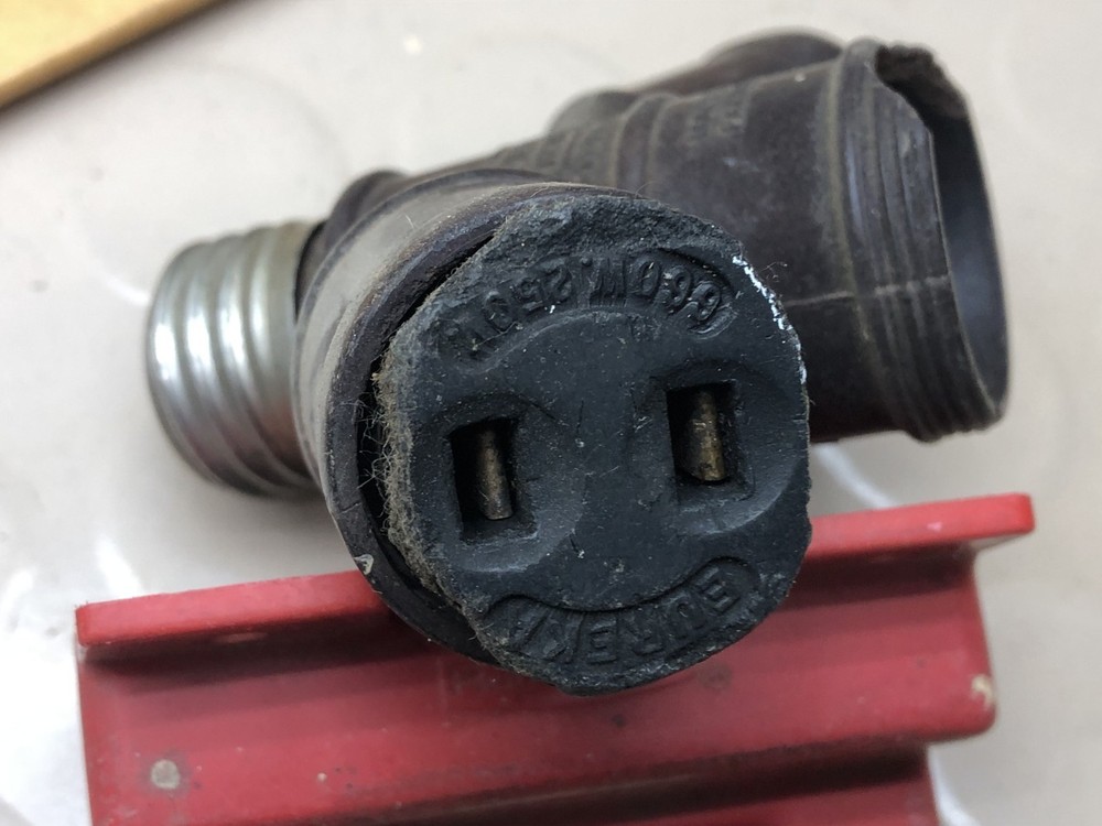 vintage Bakelight Hemco trip-lite Triple Socket + inserts