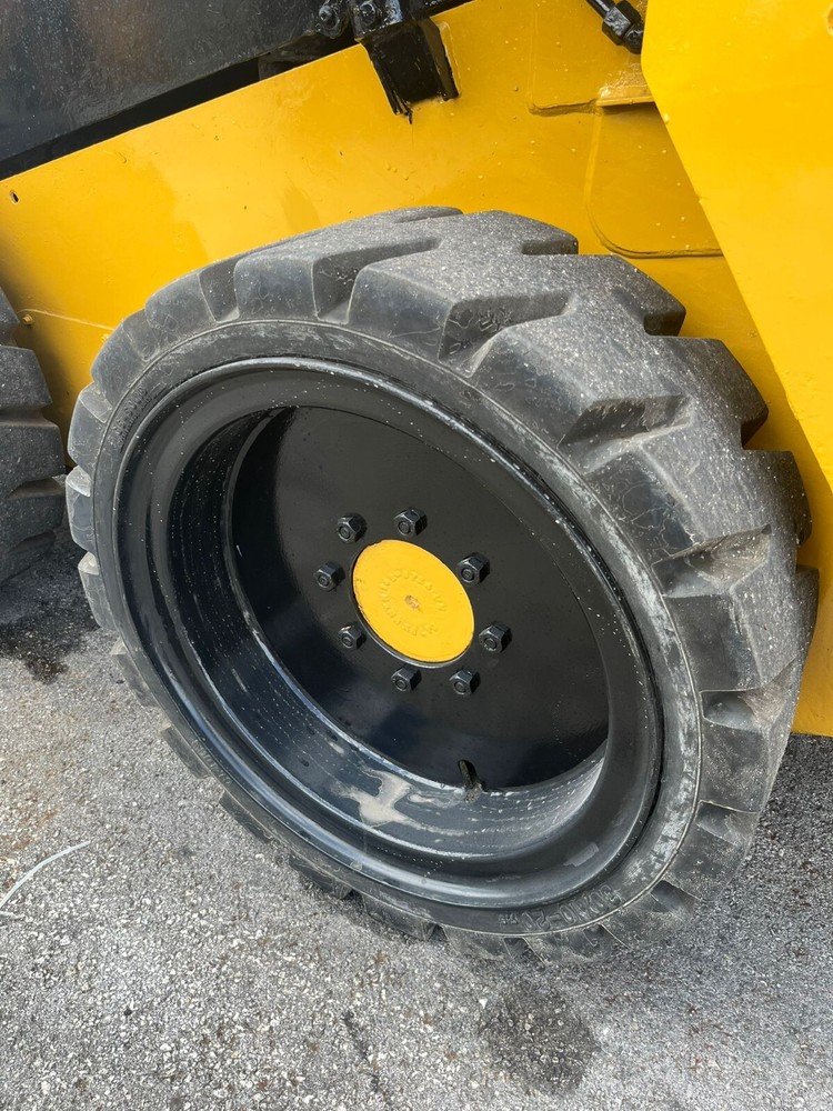 2015 Caterpillar 226D Enclosed Cab Skid Steer Loader