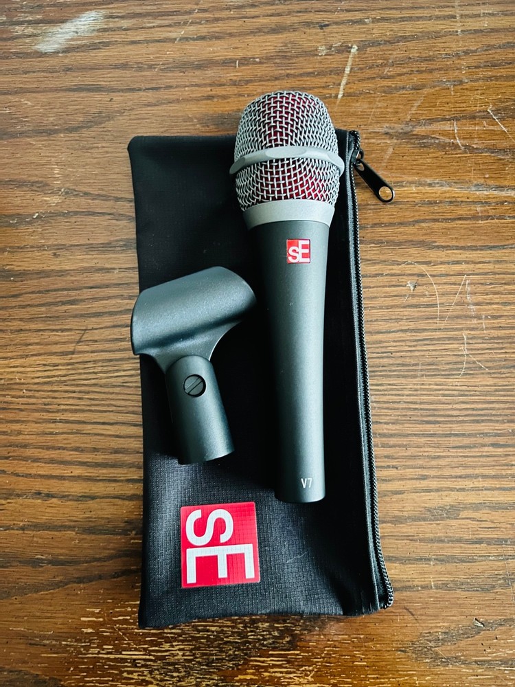 sE Electronics V7 Supercardioid Dynamic Handheld Vocal Microphone w/case & clip