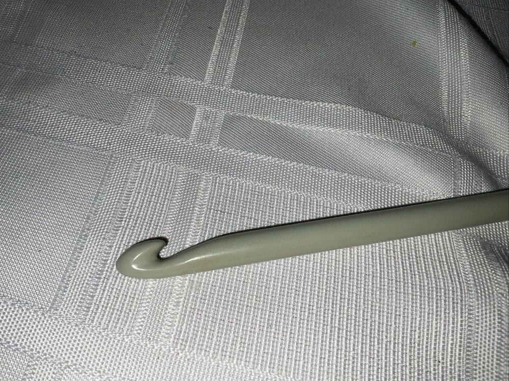 Crochet Hook 14” Bernat England 9. MM