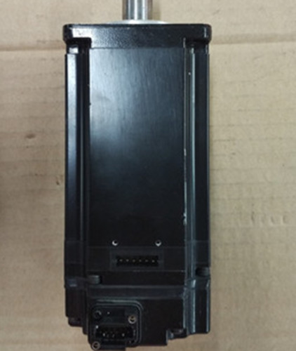 1PC USED Yaskawa Servo Motor SGMAS-06ACA21