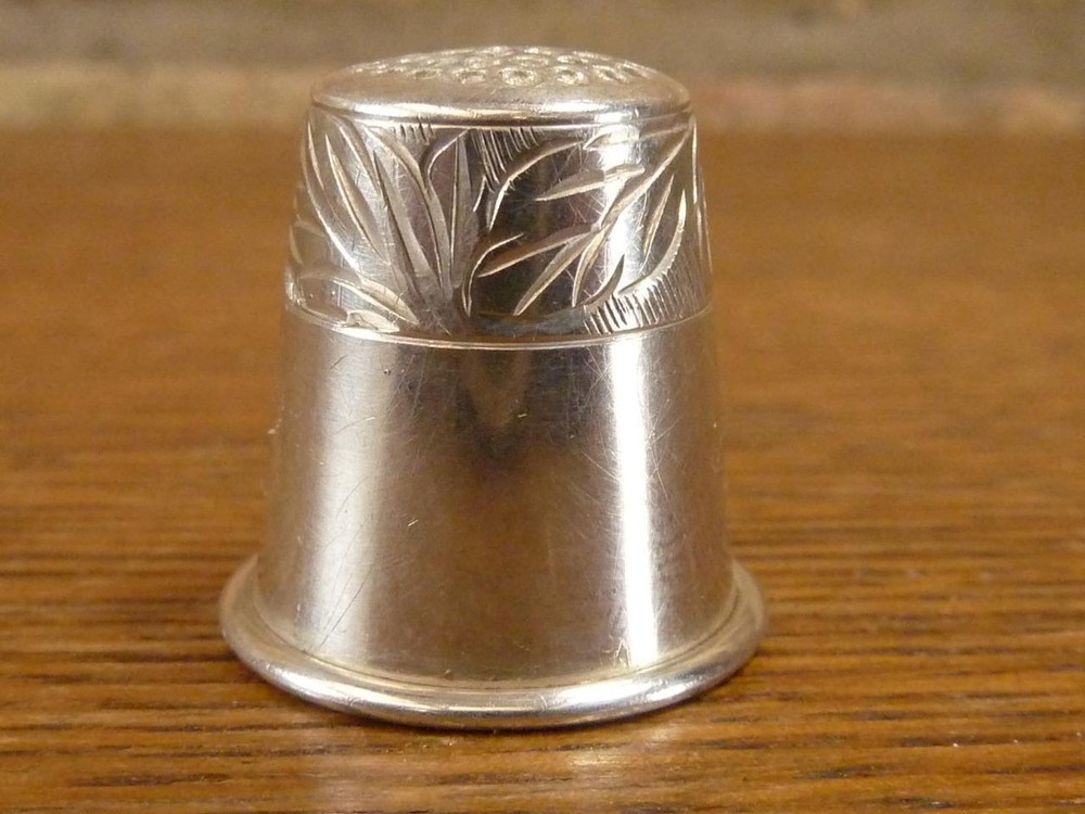 A nice Vintage Broadway & Co Thimble Hallmarked silver Birmingham 1981