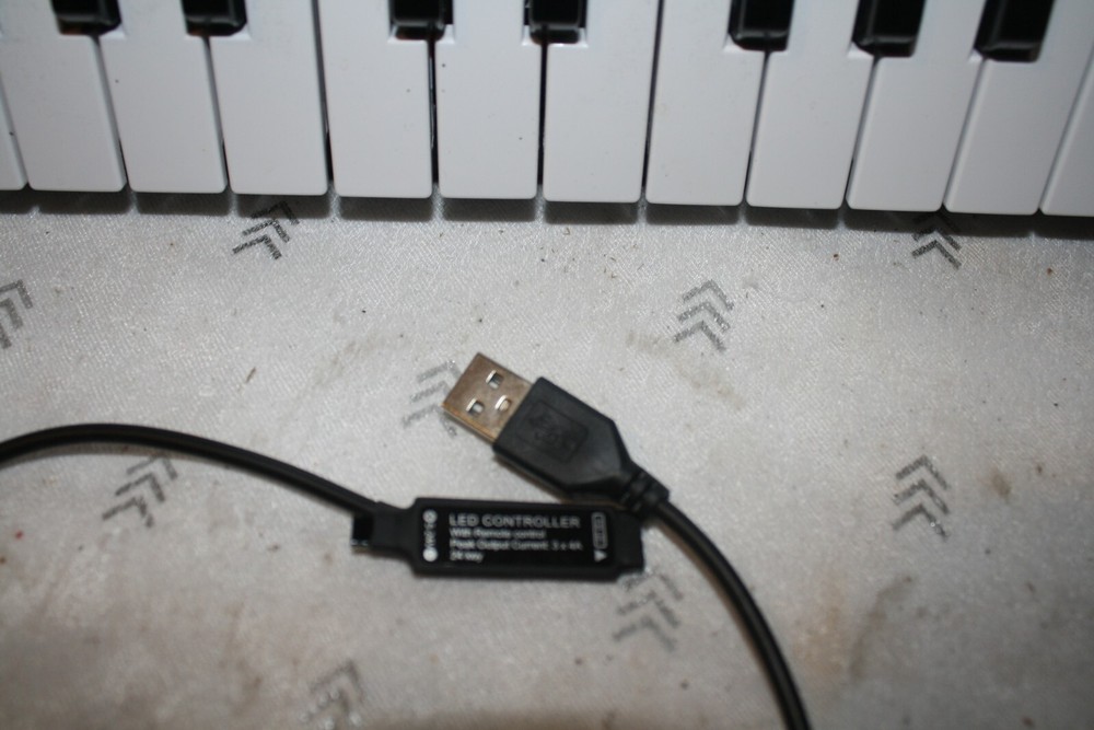 AKAI PROFESSIONAL MPK MINI COMPACT KEYBOARD AND PAD CONTROLLER