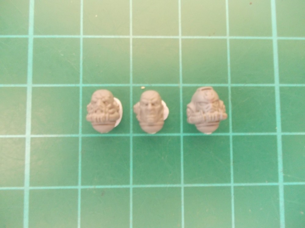 Warhammer 40K - 3 Salamanders Primaris heads - 40k bits