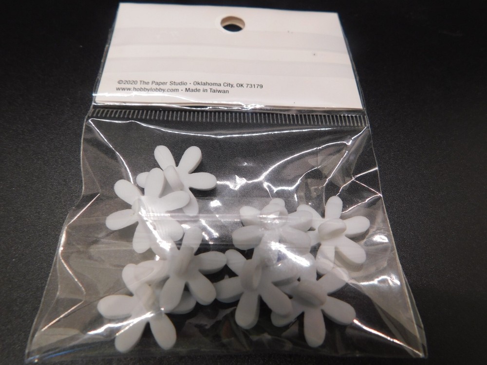 the paper studio Daisy Shank Buttons 8pc