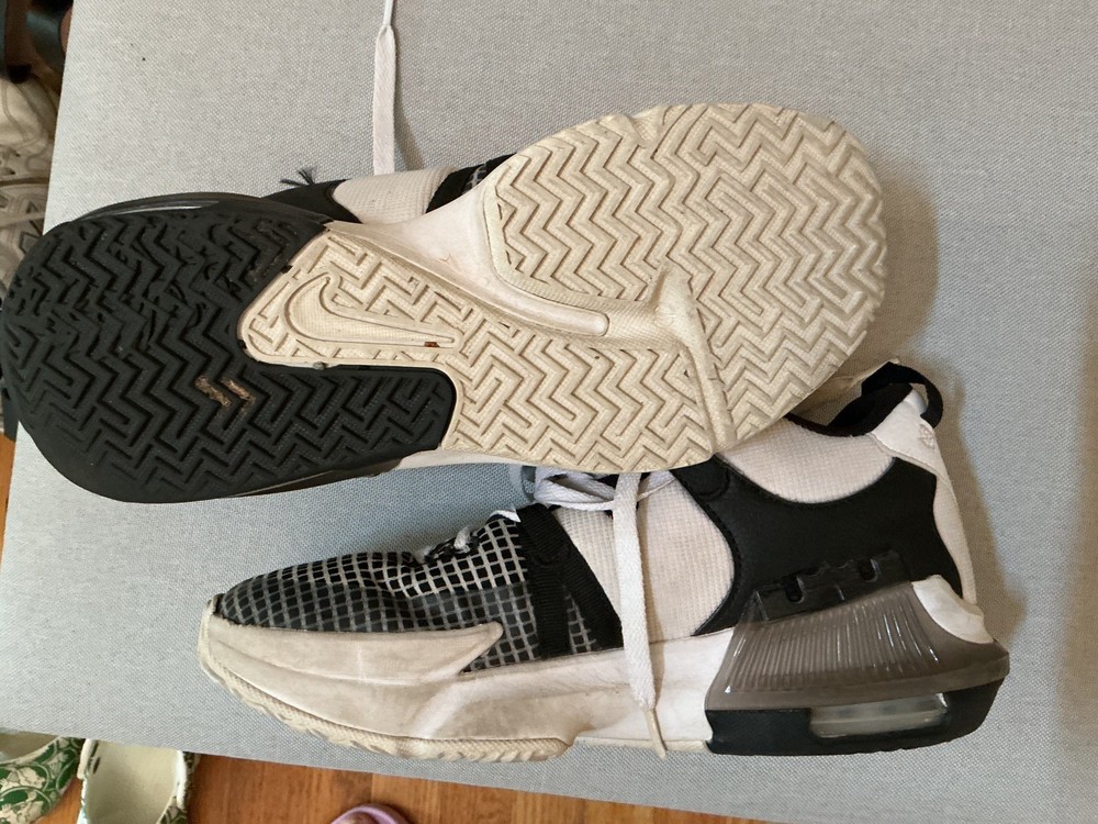 Kids Lebron Sneakers Size 7Y Nike