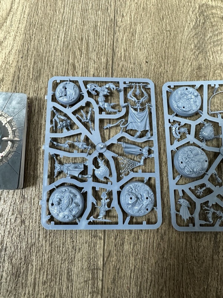 Warhammer Bundle Set - Models & Cards