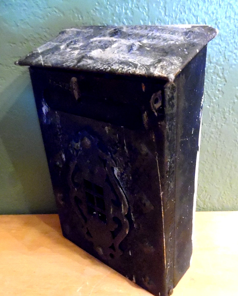 VINTAGE DECORATIVE CAST IRON WALL MOUNT LOCKABLE MAIL BOX
