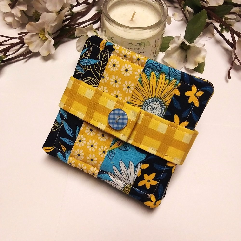 DARLING DAISIES 5pc Handmade Reversible Patchwork Coasters w/Holder & Button