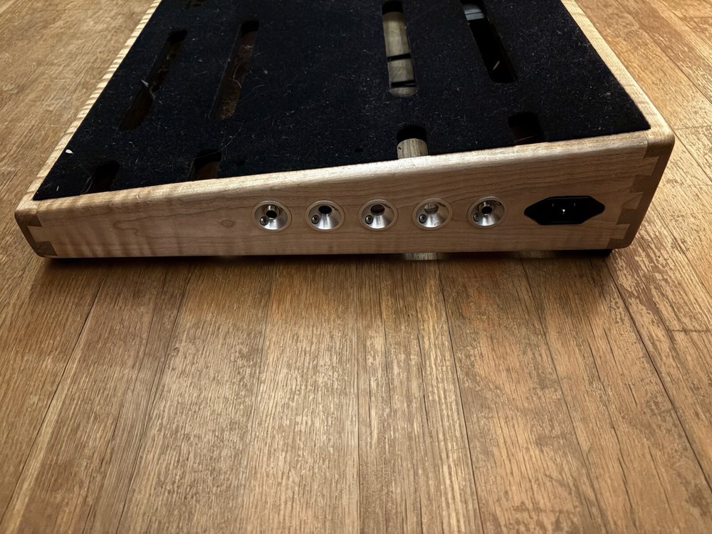 Custom 16 power channel pedal board