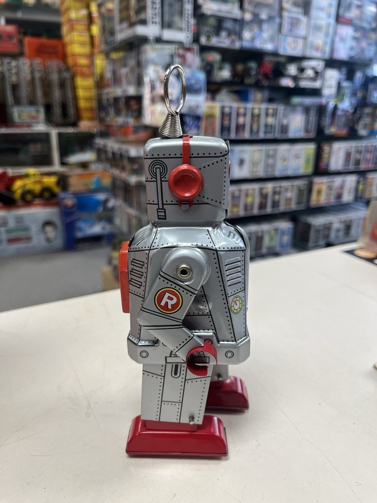 * SPACE ROBOT KEY WOUND MOTOR WITH SPARKING EYES SILVER *ST
