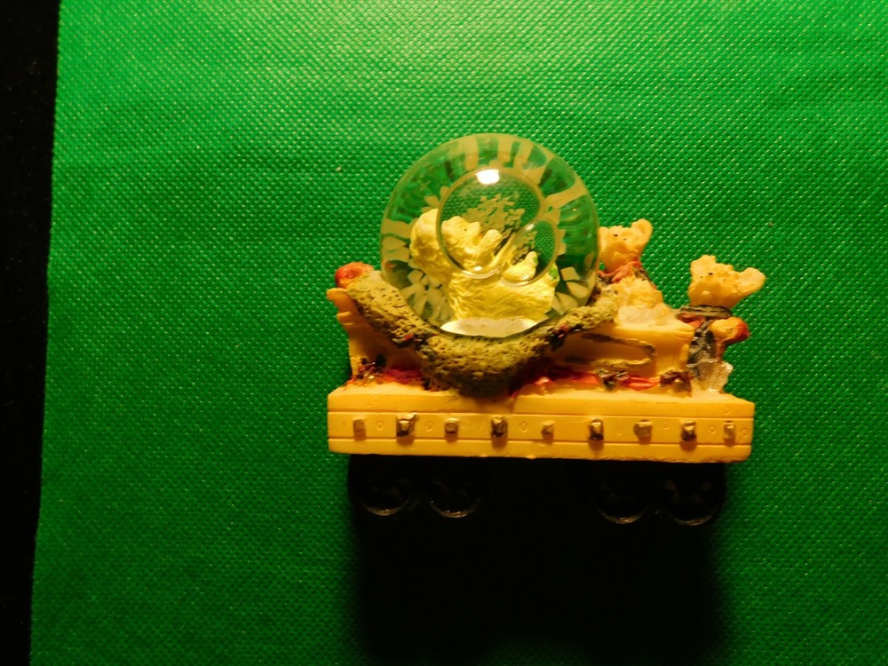 BEARS ON A TRAIN GLOBE FIGURINE! c463UXX