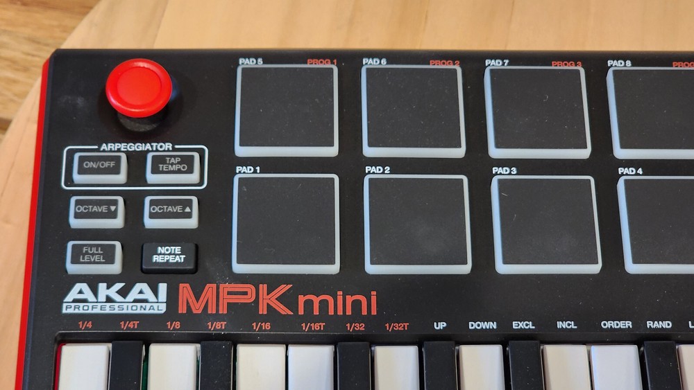 Akai Professional MPK Mini Compact Keyboard and Pad Controller - Excellent Cond.