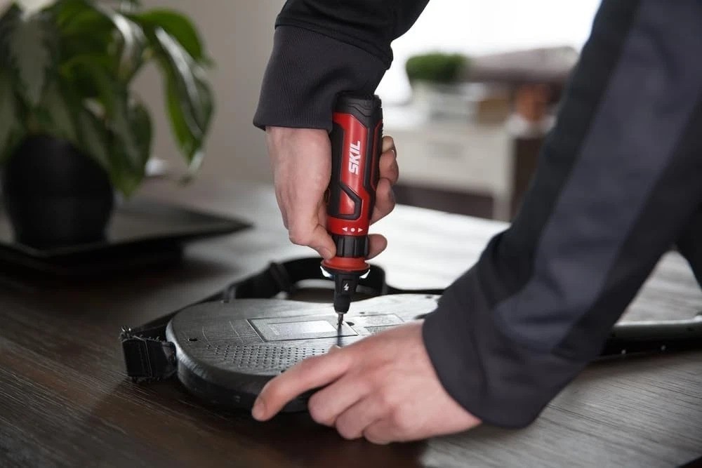 Rechargeable 4V Cordless Screwdriver with Circuit Sensor