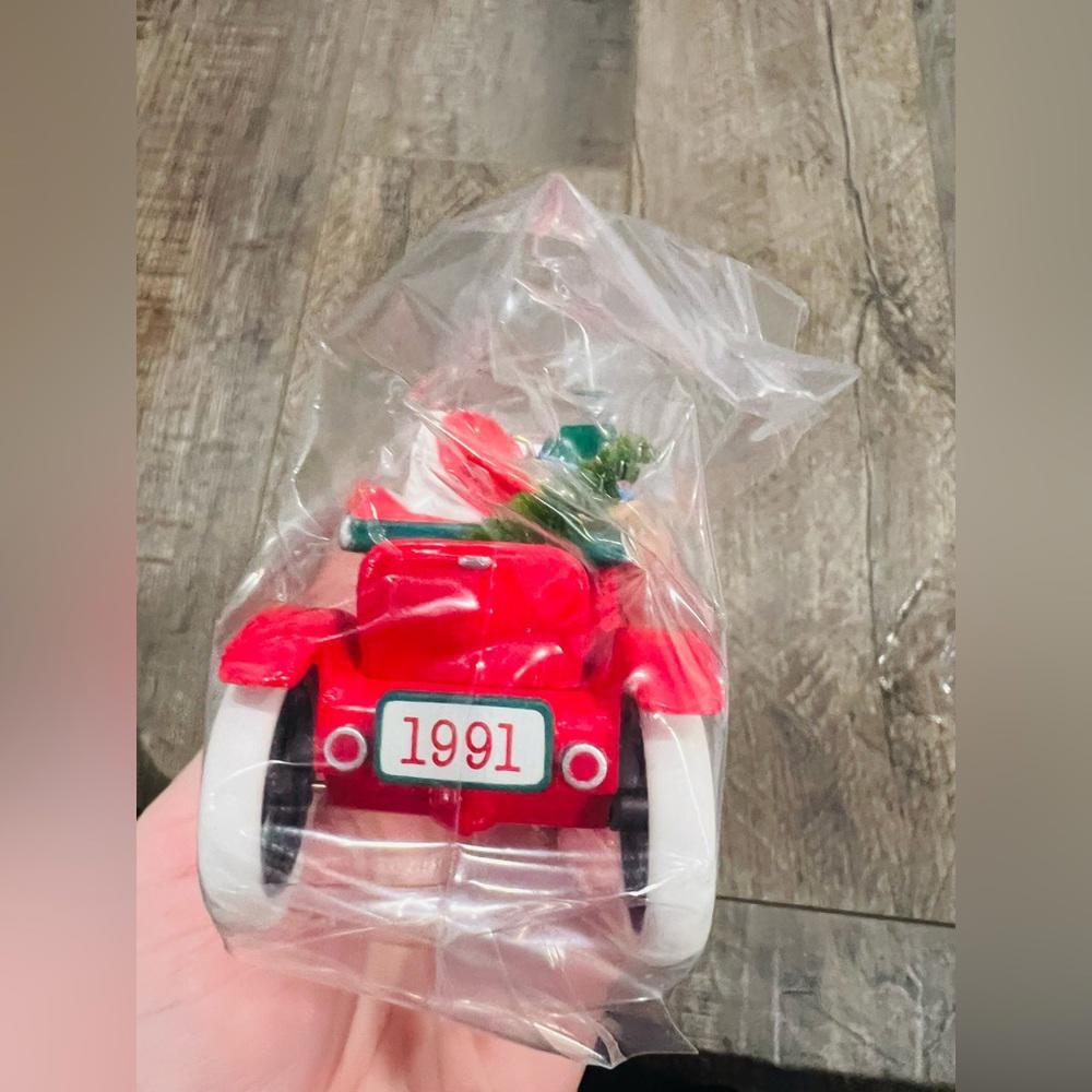 Hallmark Keepsake Ornament - Santa's Antique Car