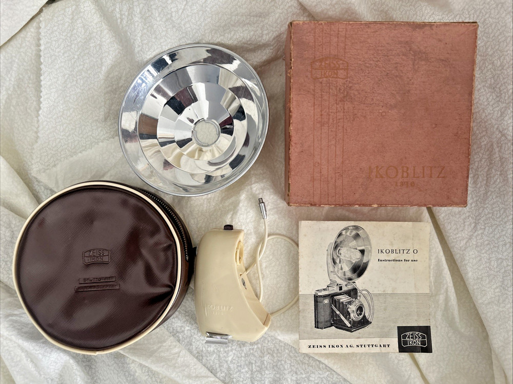 ZEISS IKOBLITZ 1316 FLASH UNIT IN BOX WITH CASE AND MANUAL