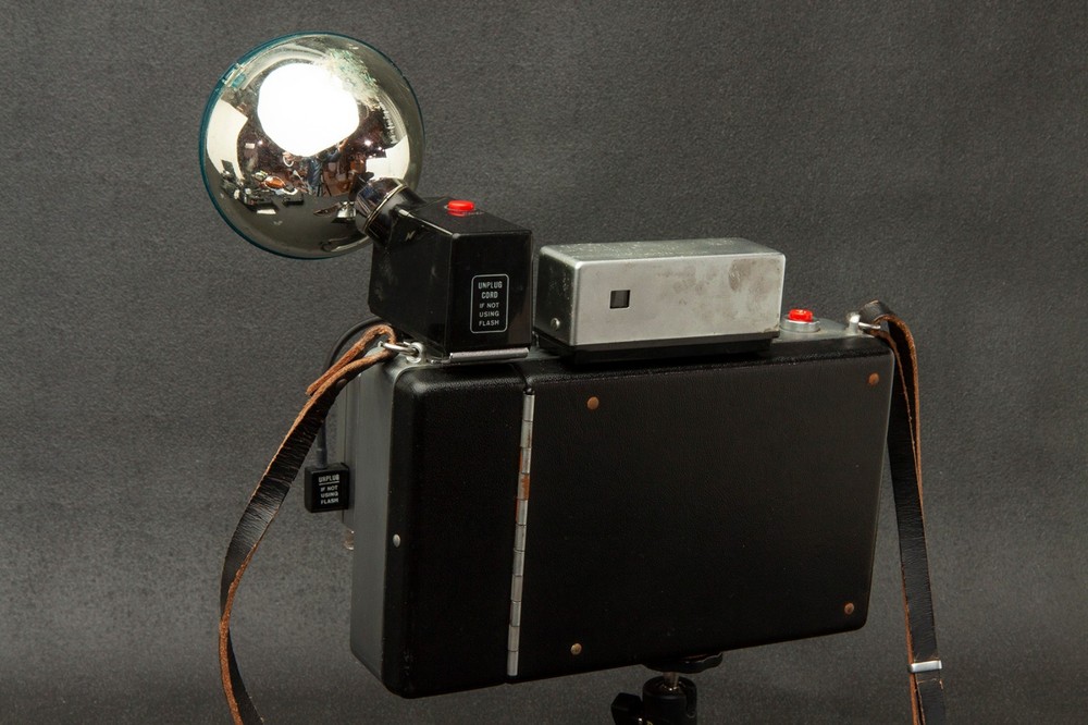 Vintage Polaroid Automatic 250 Land Camera with Flash
