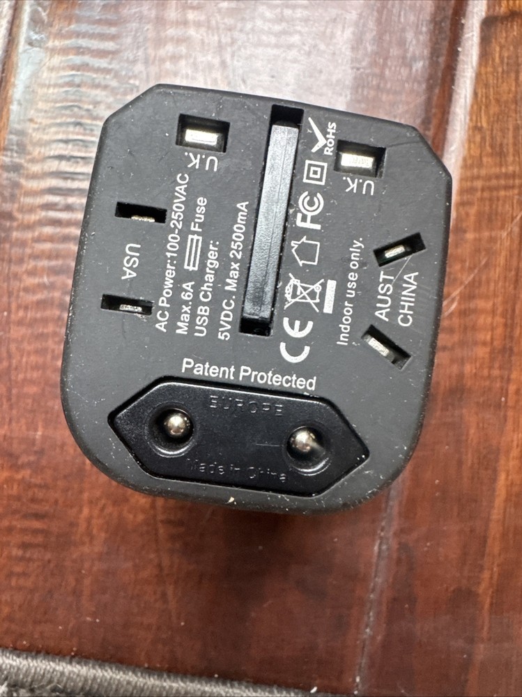 Loop LE-TA01 World Travel Adapter Plug Universal Converter