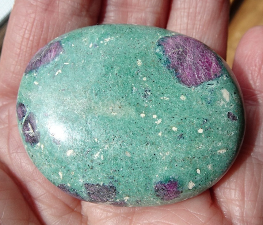 Ruby Fuchsite Palmstone - India sc1003