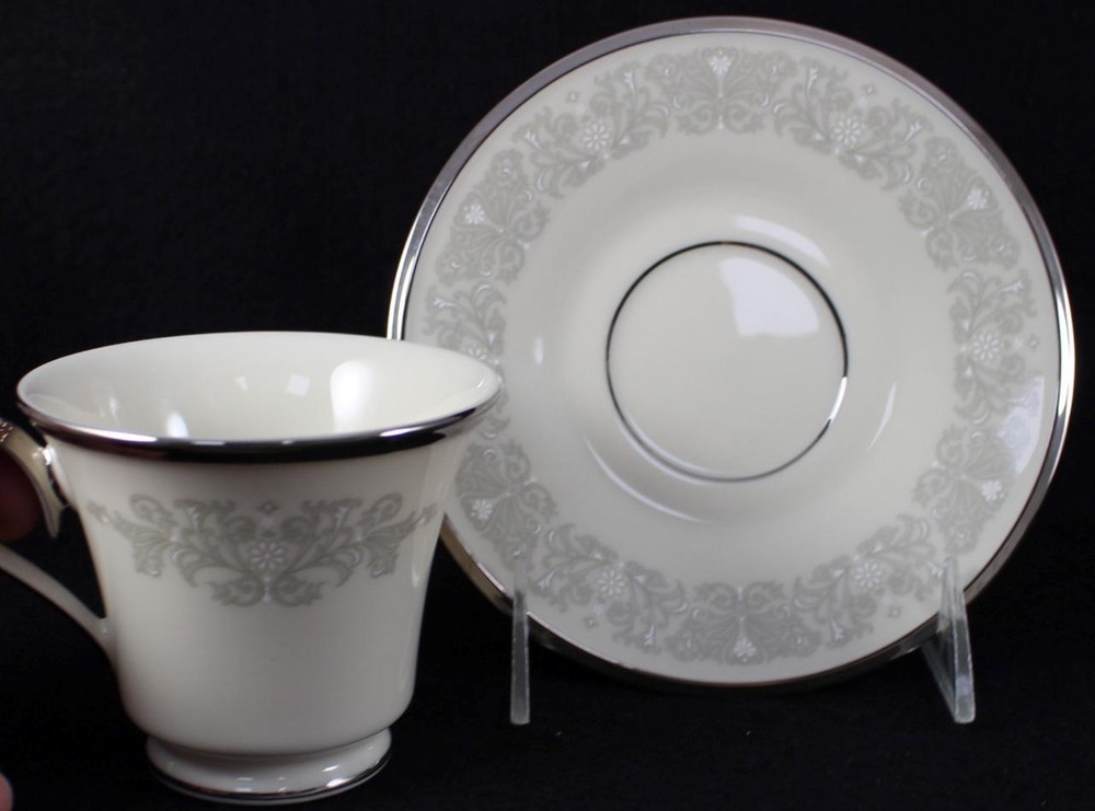 Lenox SNOW LILY 5 Piece Place Setting A+ CONDITION