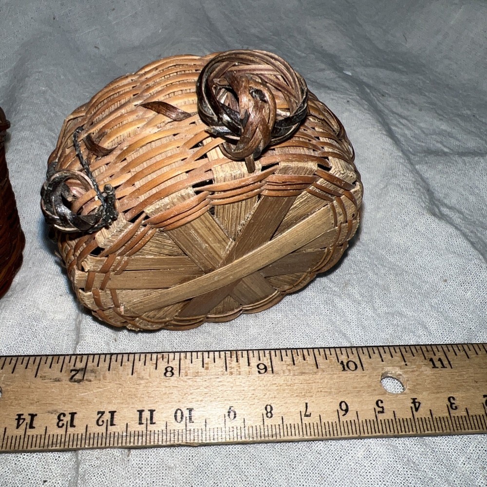 VINTAGE 3-MINIATURE BASKETS 2with lids