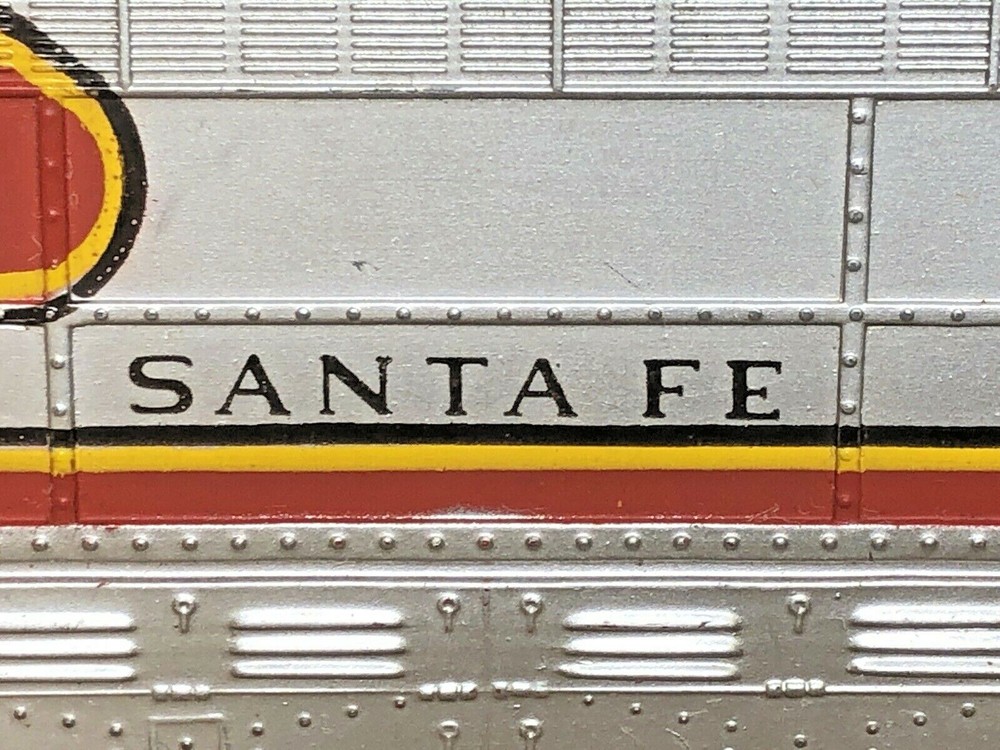 AHM Santa Fe 5028 Train Engine HO