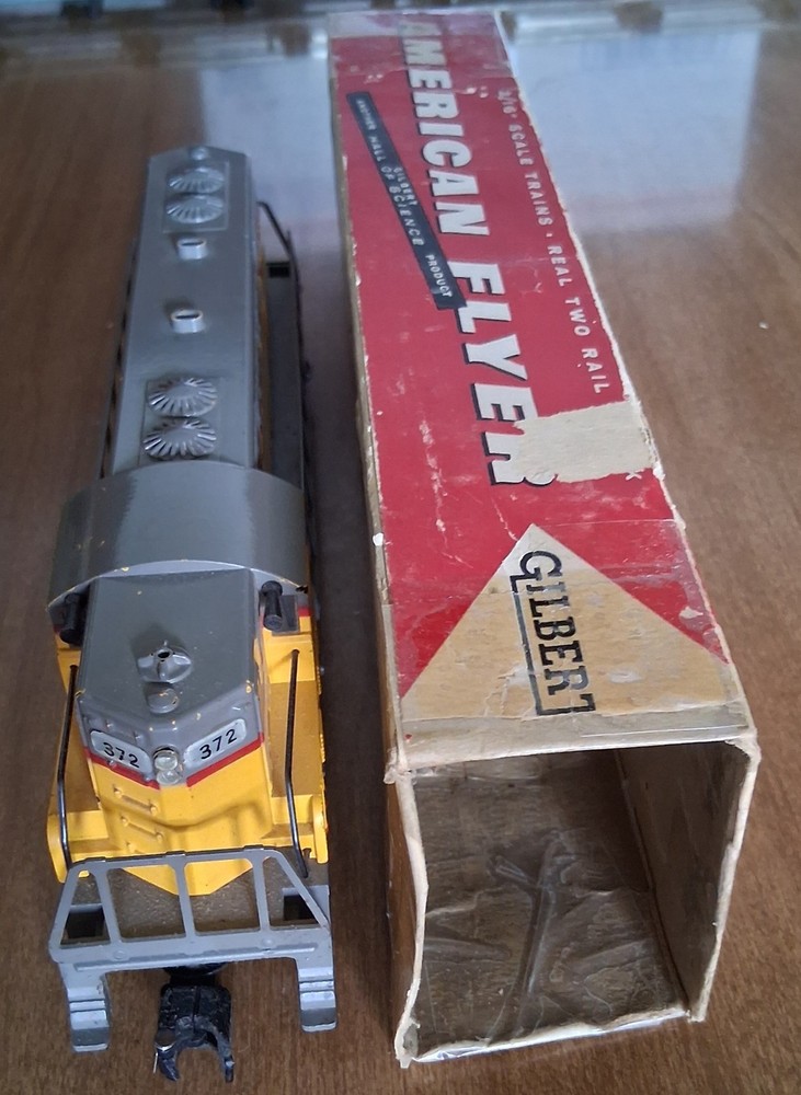 Boxed Am. Flyer Set 20325 with 372 UP