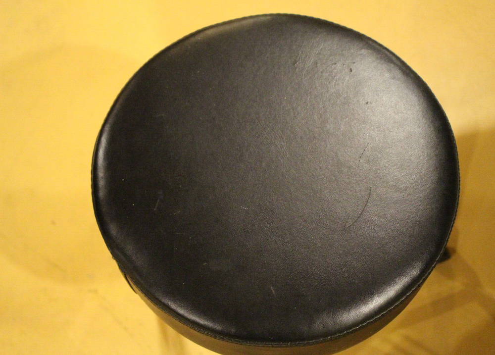 Drum throne with drum sticks