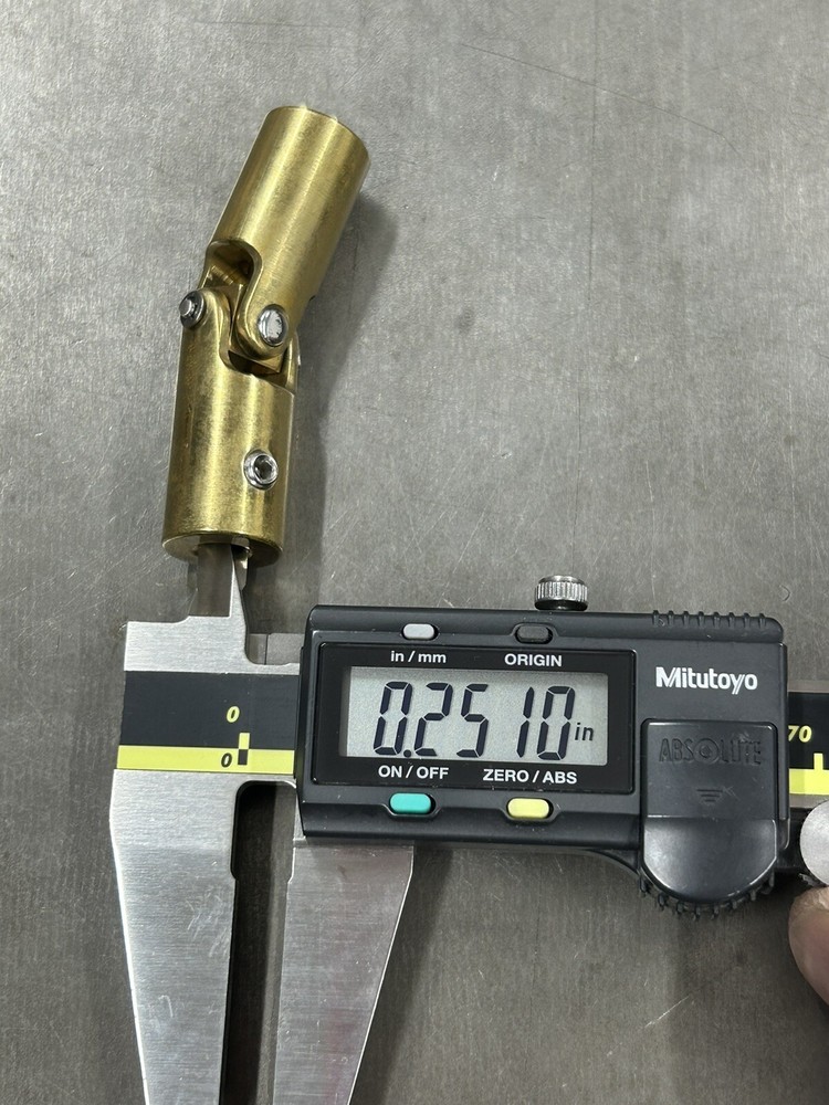 QTY 1 UNKNOWN MAKER SOLID BRASS UNIVERSAL JOINT 1/4" BORE BOTH ENDS 2 SET SCREWS