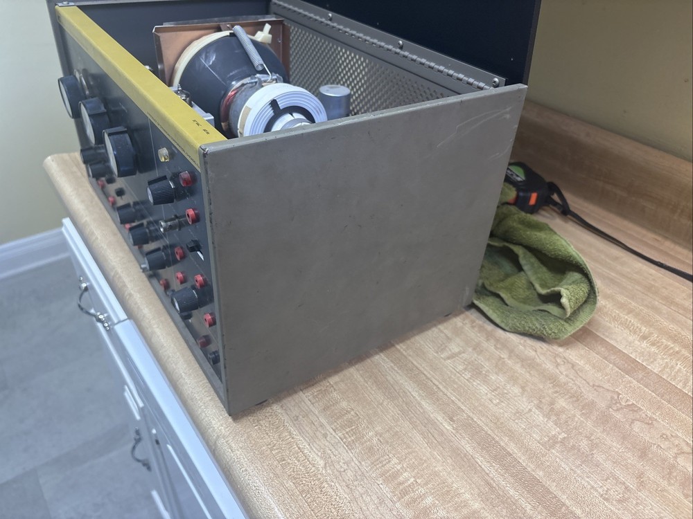 B&K 1968 Precision Model 1077B Television Analyst Powers On!