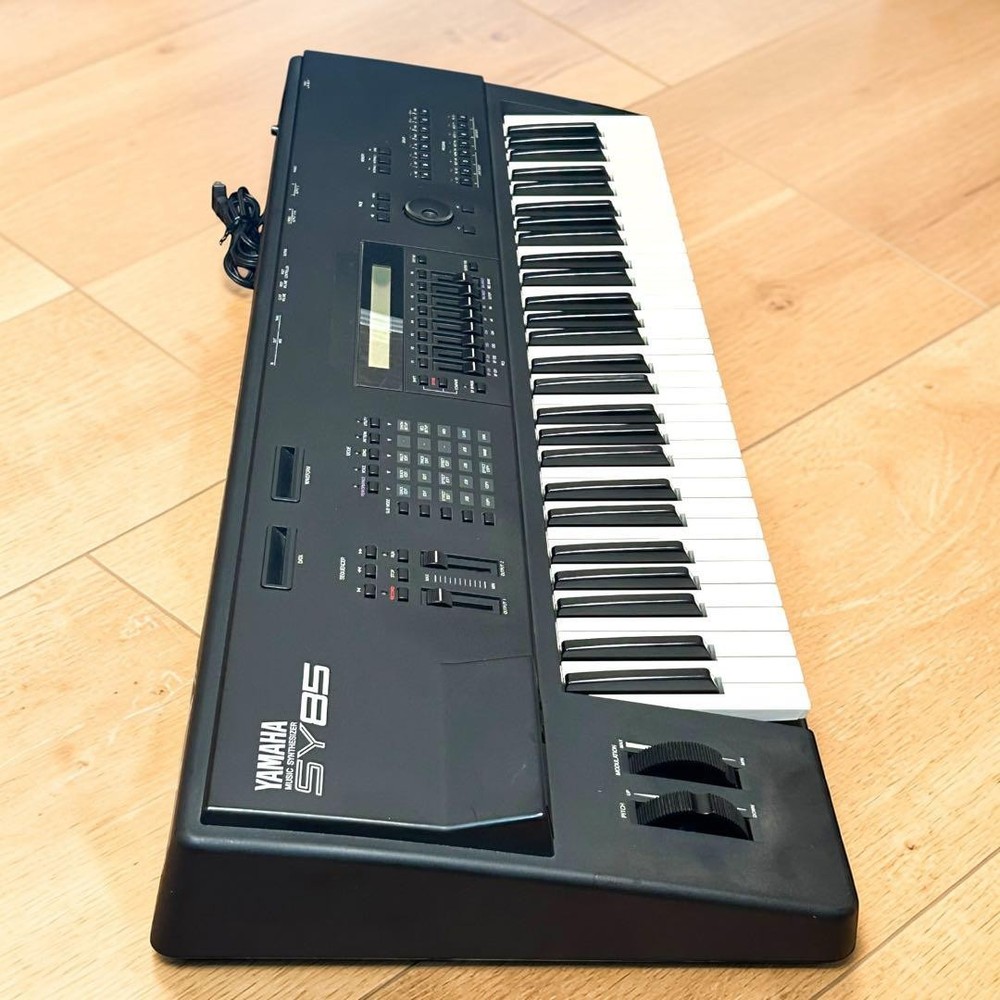 YAMAHA SY85 Workstation Synthesizer with Hard Case