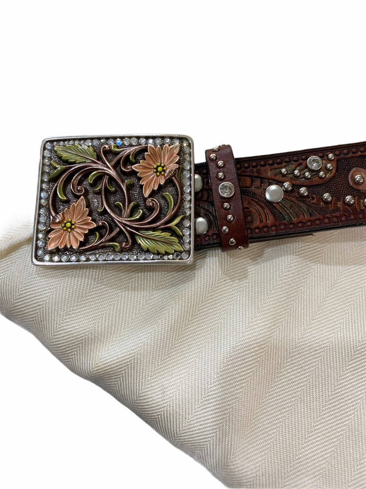 Preowned Womens Nocons Buckles With Rinestone Belt Size Medium