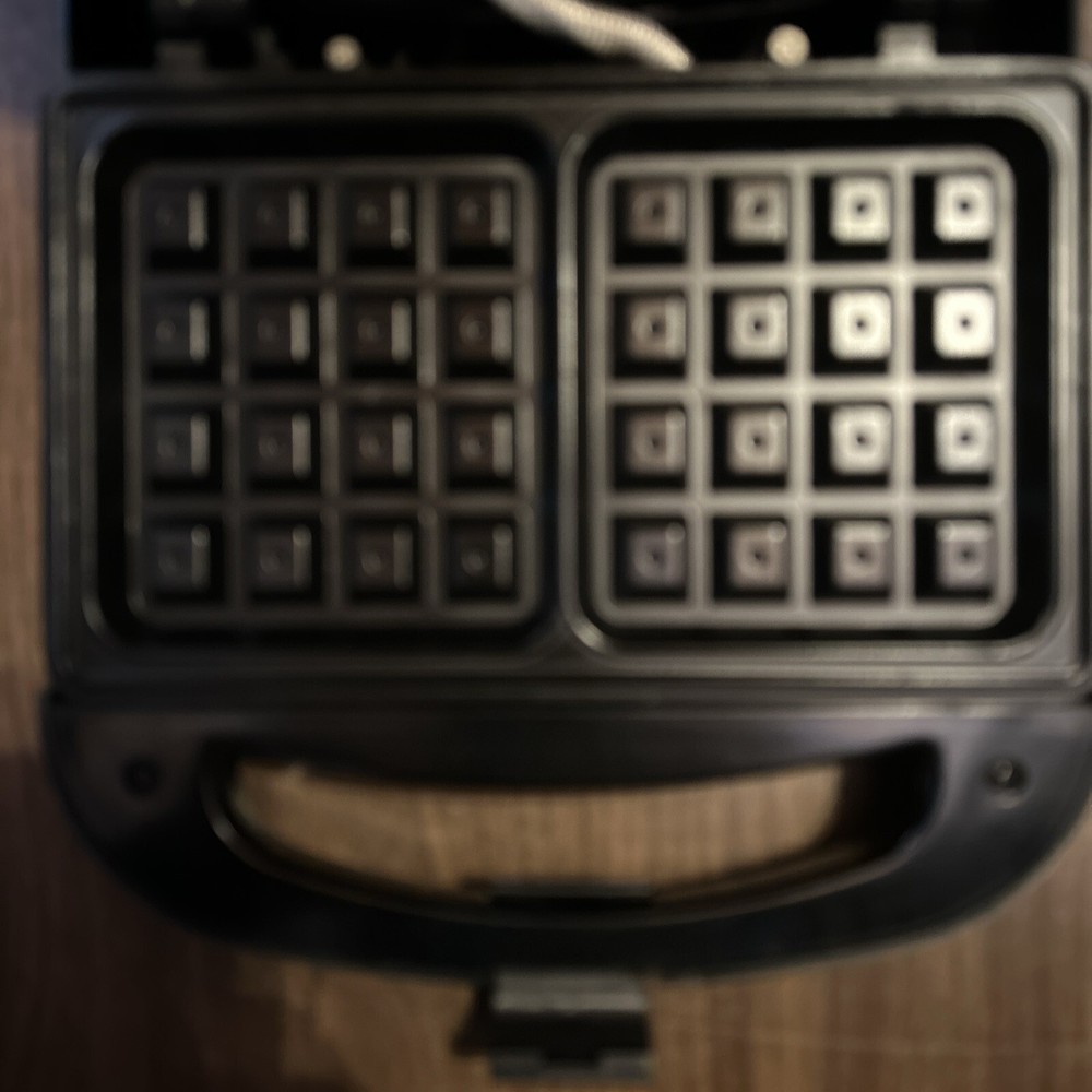 White Westinghouse Deep Non Stick Coating Square Belgian Waffle Maker #WWM2000