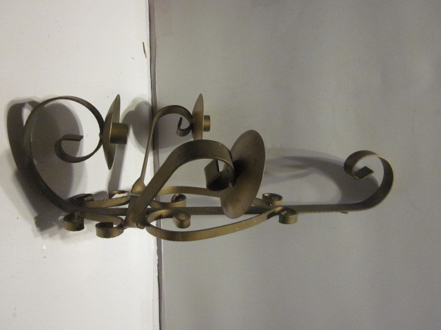 VINTAGE SOLID BRASS SCROLL MEDIVAL STYLE 3 LIGHT CANDLESTICK HOLDER SCONE