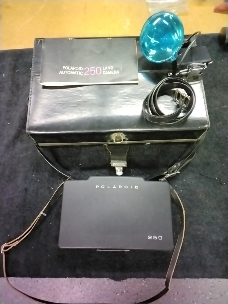 🔥 Vintage Polaroid Automatic 250 Land Camera With Case 🔥