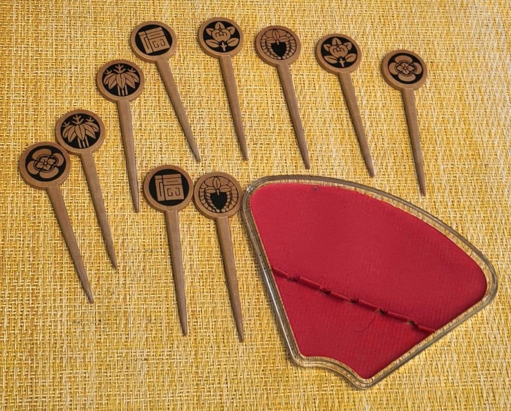 10 Pcs Plastic Toothpicks with Japanese Pattern Container, 7cm