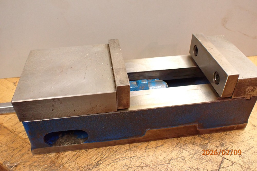 LOT M9: KURT D40 MILLING MILL MACHINE VISE