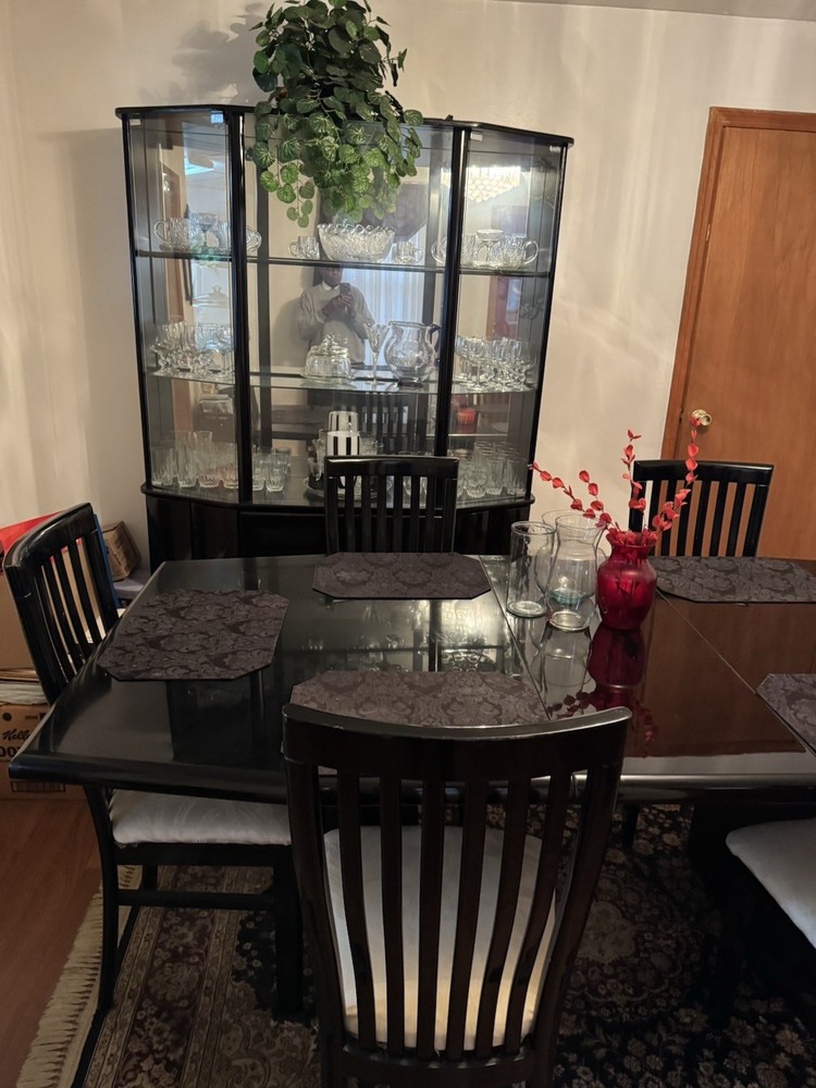 Selling Dining Room Set
