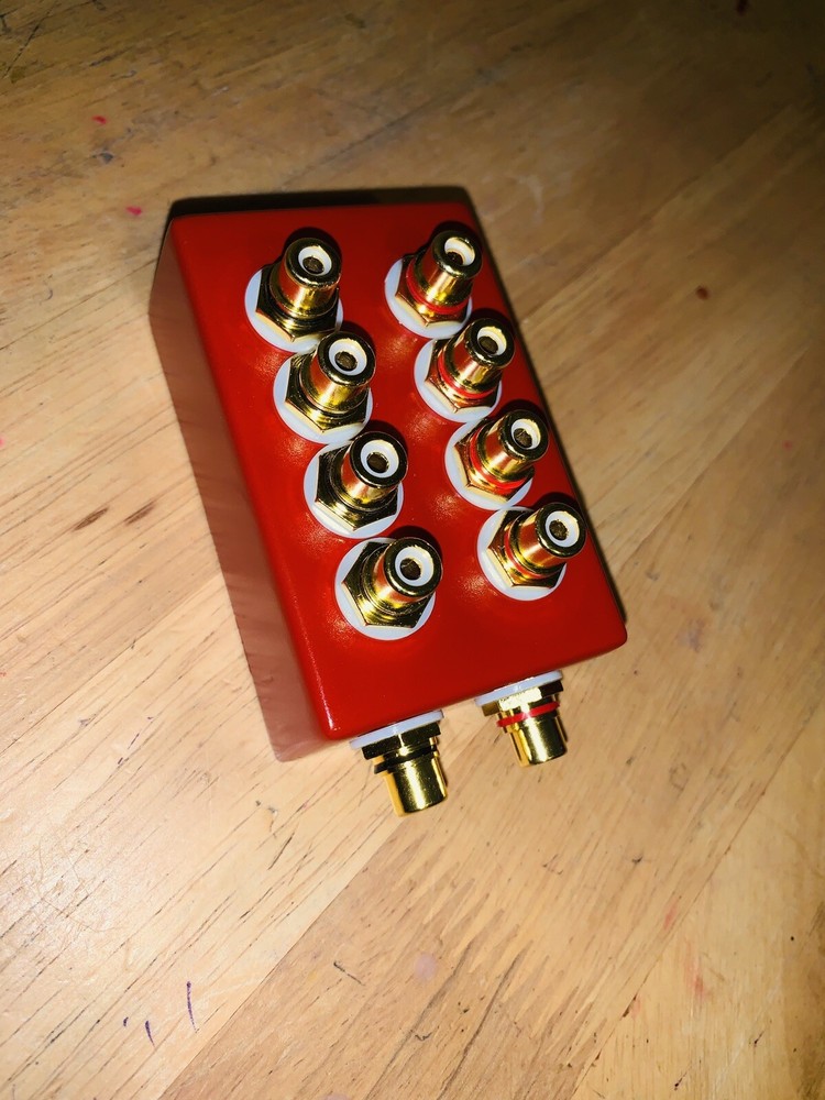 rca distribution block 1-4 rca splitter In Red