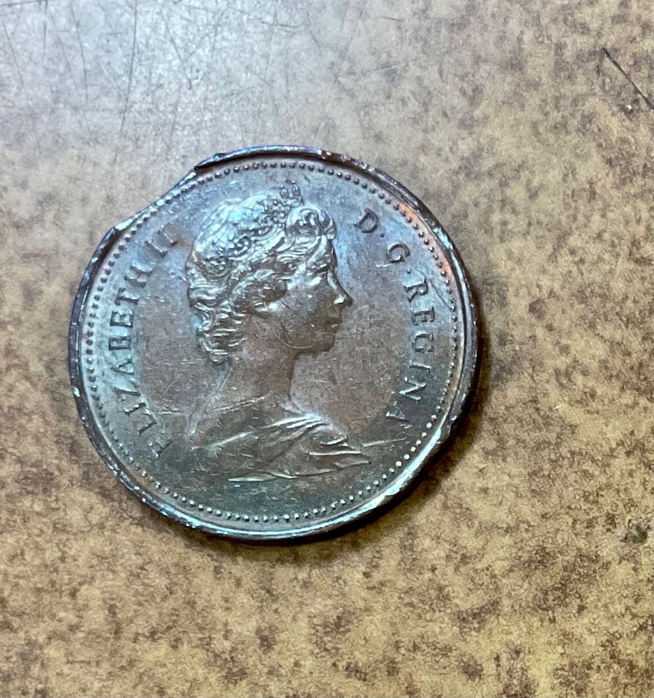 Canada 1981 cent bronze QE2 clipped planchet error curved CLIPS
