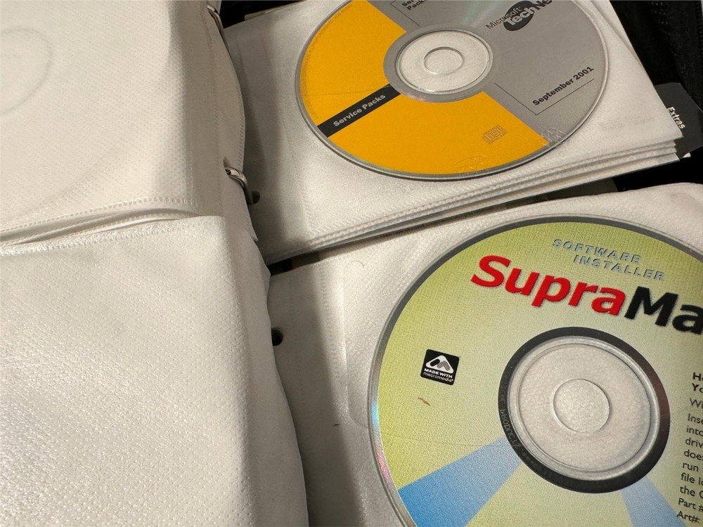2 Microsoft Technet Plus CD Subscription Binder 76 Discs Early 2000s + Extras