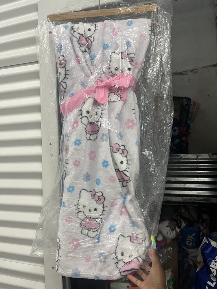 Hello Kitty Flower Picking Daisy Throw