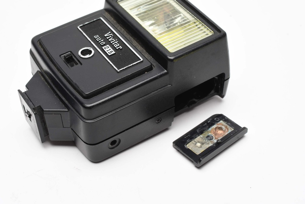 Vivitar Auto 215 compact electronic flash, w/Sync cord, Tested