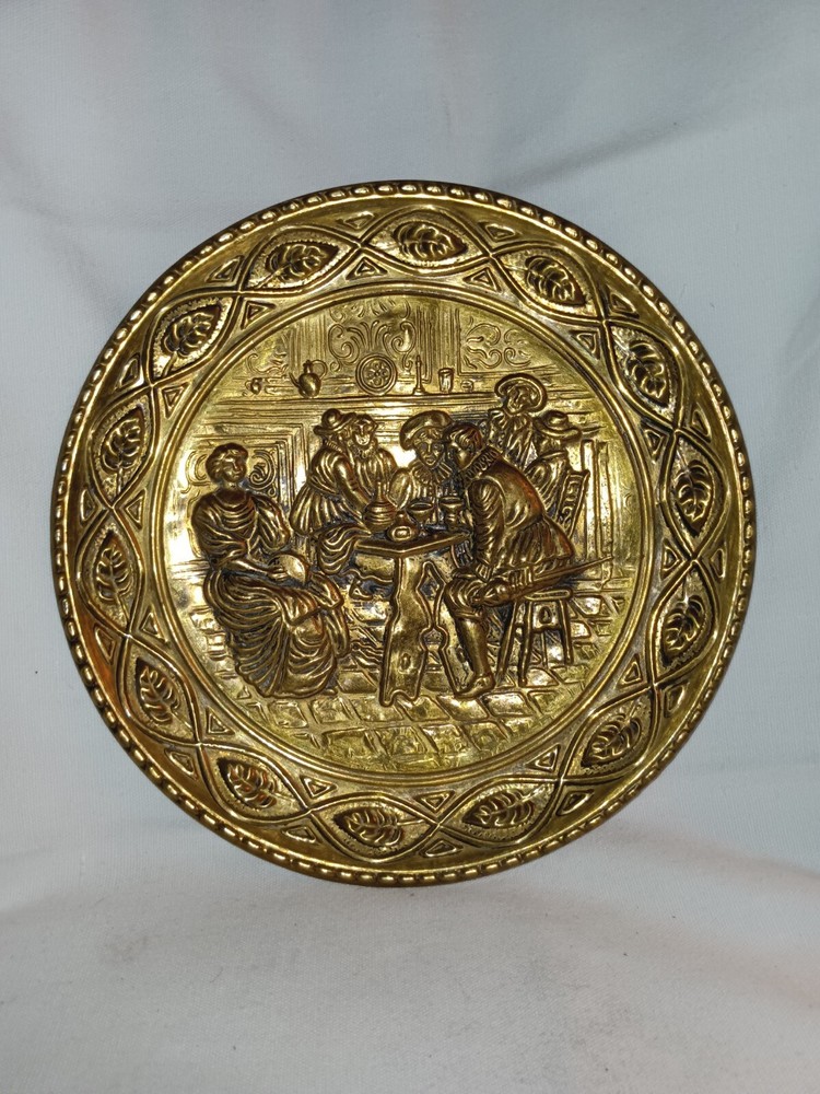 Brass pub scene plate wall hanging England 9.5"