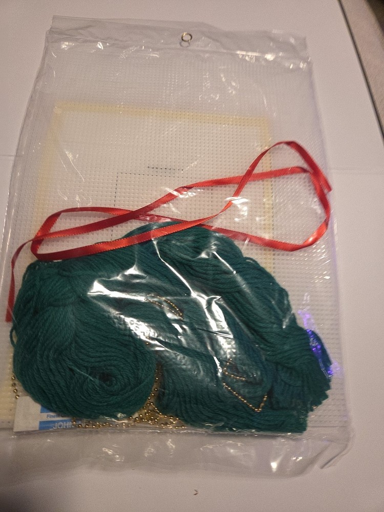 Needlecraft yultide trees. #400304