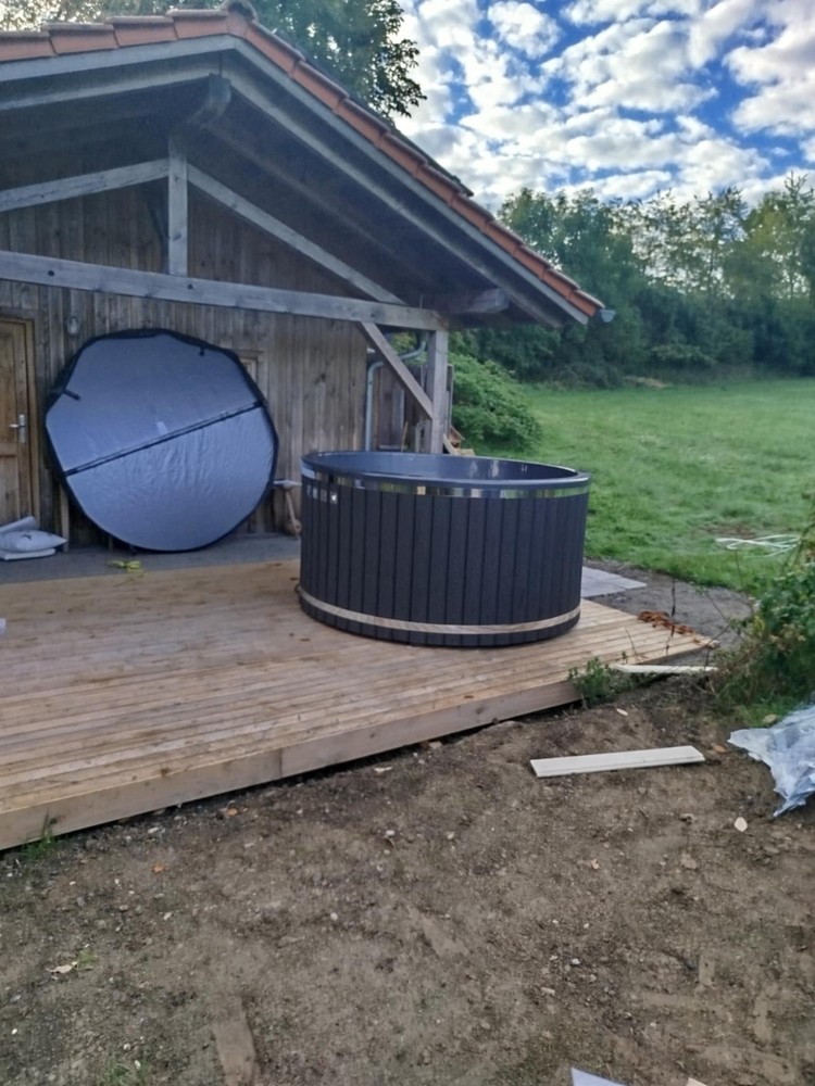 outdoor hot tub