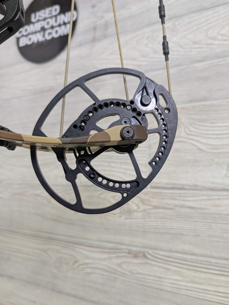 Bear Execute 30 RH 70lb Black Riser/Throwback Limbs Bow