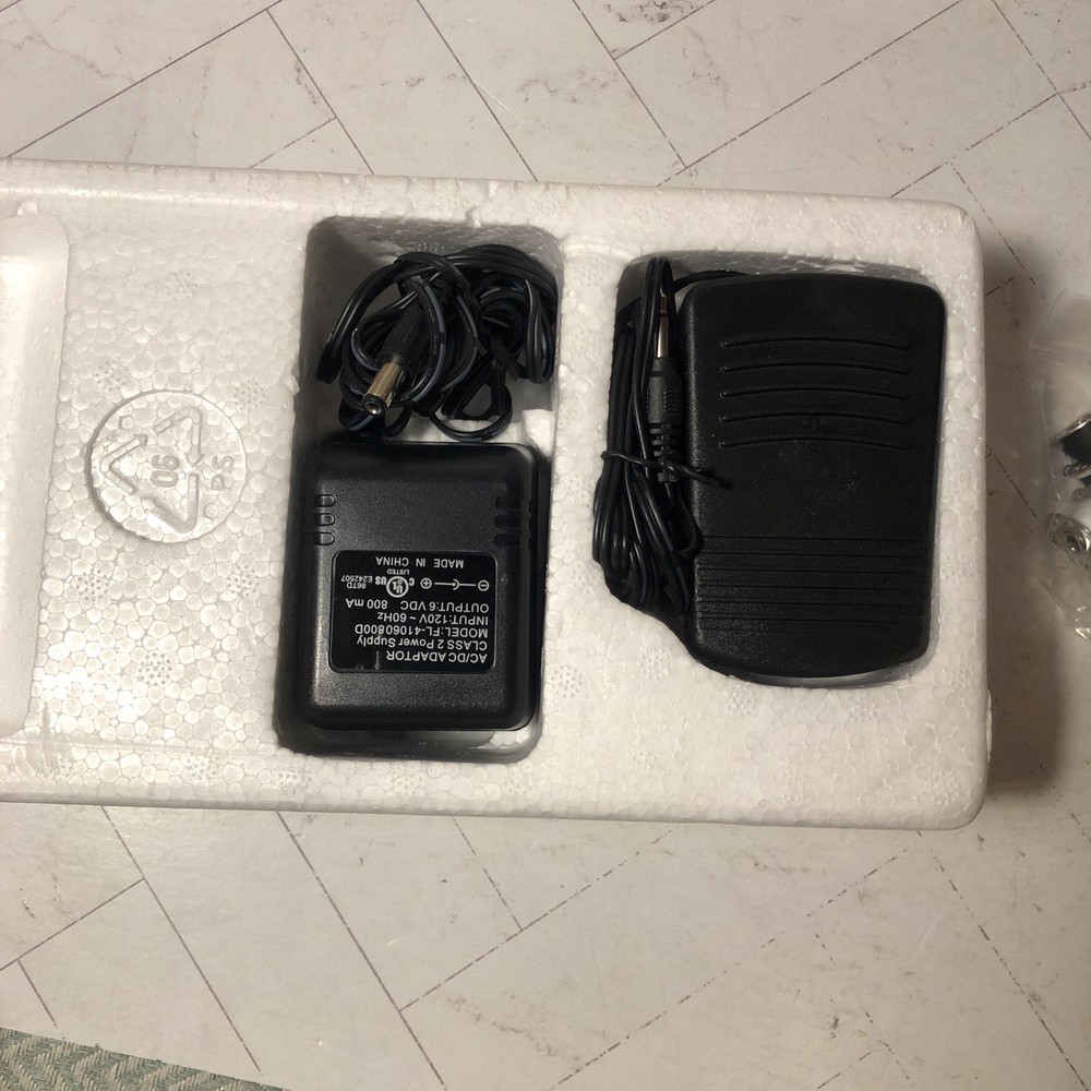 Easy Stitcher Table Top Sewing Machine D2-5001 BARELY USED