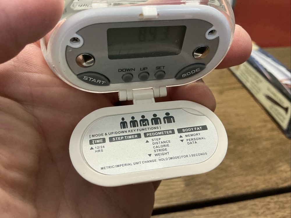 MULTIFUNCTION PEDOMETER CLIPS TO BELT OR POCKET